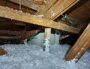 Zateplení stropu rodinného domu se sedlovou střechou